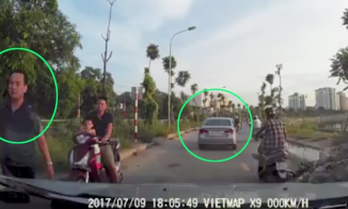 Ôtô tự chạy gần trăm mét vì tài xế lo cãi nhau sau va chạm