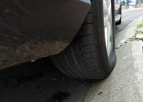 Kiểu đỗ xe gây hại lốp tài xế Việt cần tránh