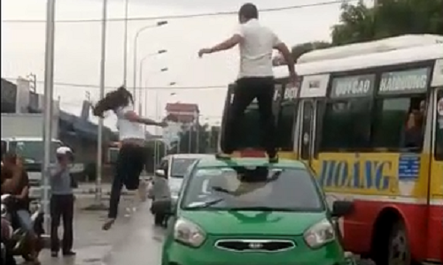 Cô gái nhảy múa trên nóc ôtô bị tài xế đấm ngã xuống đất