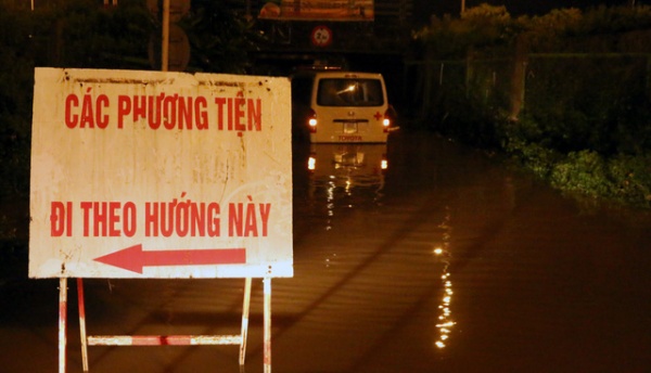 Đại lộ Thăng Long thành sông, người dân “cứu” xe cấp cứu