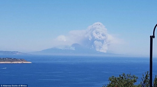 "Đầu lâu" khổng lồ xuất hiện trên khói cháy rừng ở Italia