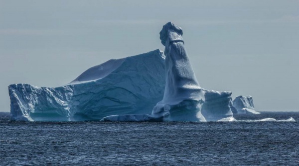 Tảng băng hình "của quý" khổng lồ trên biển ở Canada