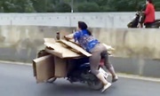 Người phụ nữ lái xe máy siêu trường