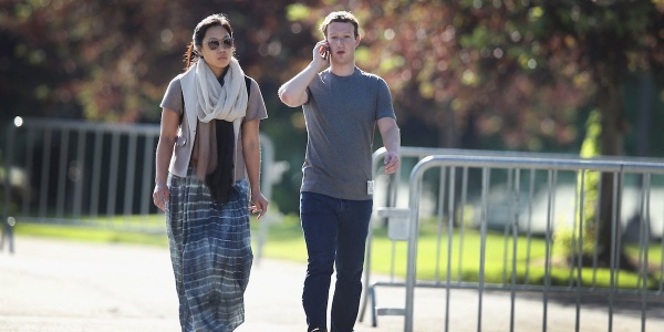Chiếc áo thun xám "thần thánh" của Mark Zuckerberg có giá bao nhiêu?