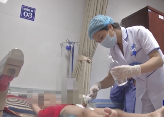 Hơn 70 trẻ bị sùi mào gà: Đi khám họng, y sĩ "đòi" chữa bao quy đầu