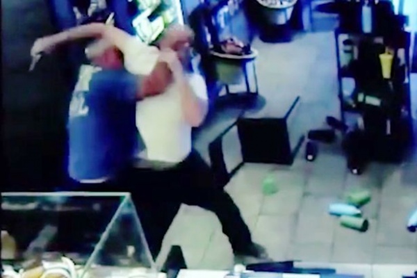 Mỹ: Cướp lao vào cửa hàng, bị khách phang ghế vào đầu