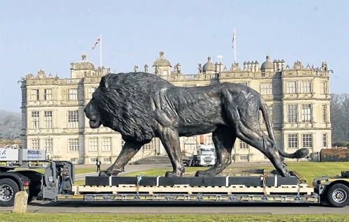 Cách vận chuyển sư tử điêu khắc khổng lồ