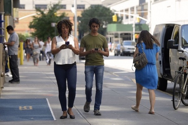 Một thành phố ở Mỹ phạt tiền người đi bộ dùng điện thoại