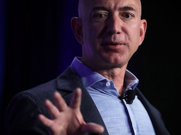 Tỷ phú Jeff Bezos: Sáng dậy không cần báo thức, tối về rửa bát cho vợ