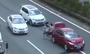 Cặp vợ chồng suýt gặp nạn khi bế con đi ngang cao tốc