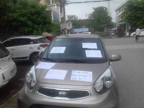 Ôtô đậu dưới lòng đường bị dán đầy giấy "Đỗ ngu, vô học"