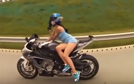 Nữ biker người Nga tử nạn khi chạy môtô tốc độ cao