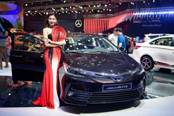 Toyota Corolla Altis 2017 về Việt Nam quyết đấu Mazda3