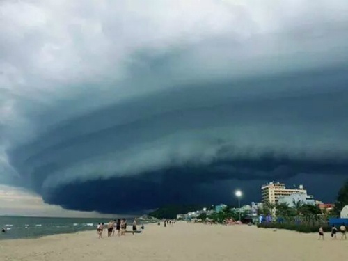 Đám mây đen kỳ lạ "nuốt chửng" biển Sầm Sơn