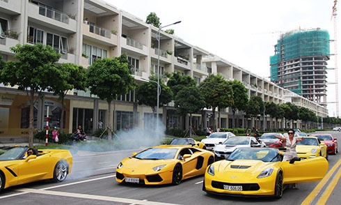 Dàn siêu xe hội tụ, đốt lốp trên phố Sài Gòn
