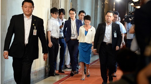 Đằng sau cơn bão bê bối bủa vây nữ chính trị gia Nhật