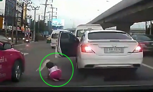 Bé gái văng khỏi ôtô, tài xế vẫn không biết
