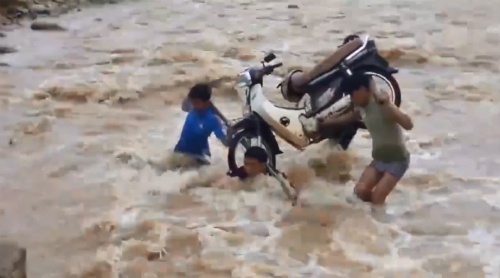 Người dân khiêng xe máy vượt nước lũ ở Điện Biên