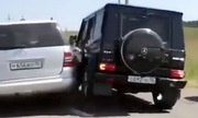 Hai tài xế Mercedes chèn nhau vỡ xe