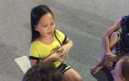 Bé gái dạy tiếng Việt cho khách Tây trên phố đi bộ