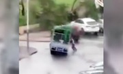 Gió bão thổi lật ôtô tải đè trúng người đàn ông