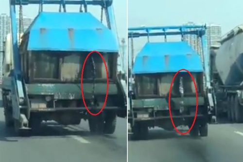 Xe chở rác phun nước thải đầy đường Hà Nội