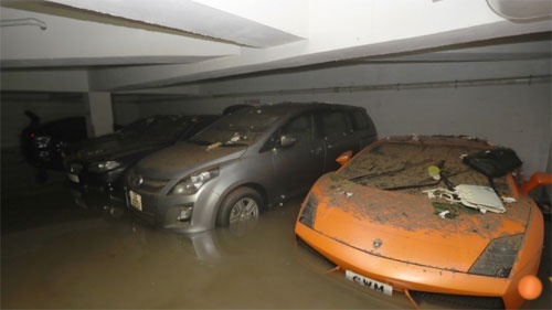 Siêu xe ngập nước, xe sang rơi xuống biển trong mưa bão