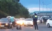 Cảnh sát bất lực, để hai tài xế đánh nhau giữa đường