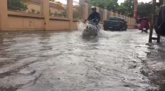 Hà Nội mưa 20 phút nước đã ngập nửa bánh xe