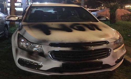 Ôtô bị phun sơn bẩn ở Sài Gòn