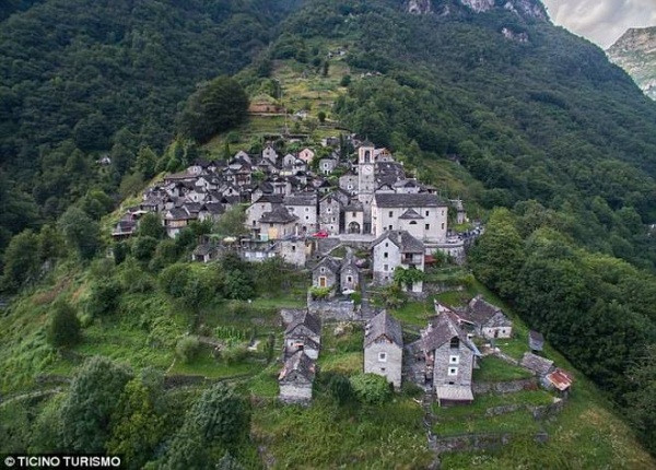 Ngôi làng Thụy Sĩ khốn khổ vì không có trẻ em