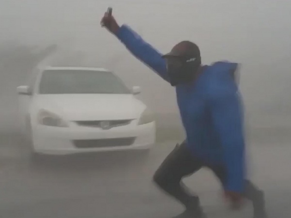 Kinh ngạc với người đàn ông đi ngược chiều siêu bão "quái vật" ở Mỹ