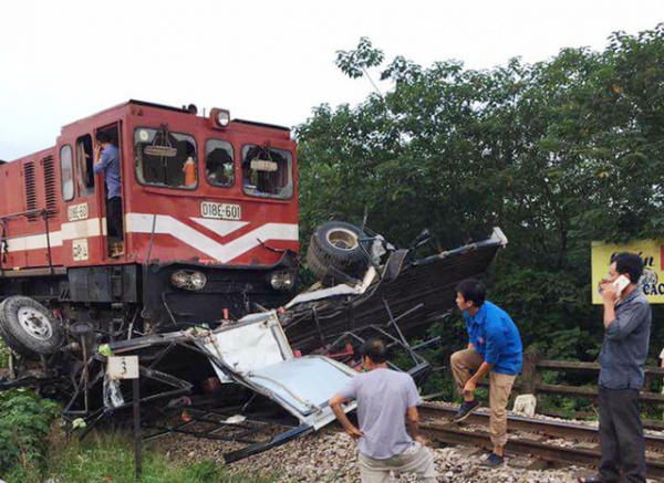 Hà Nội: Tàu hỏa tông nát bét xe tải, quốc lộ 1 tắc nghẽn nghiêm trọng
