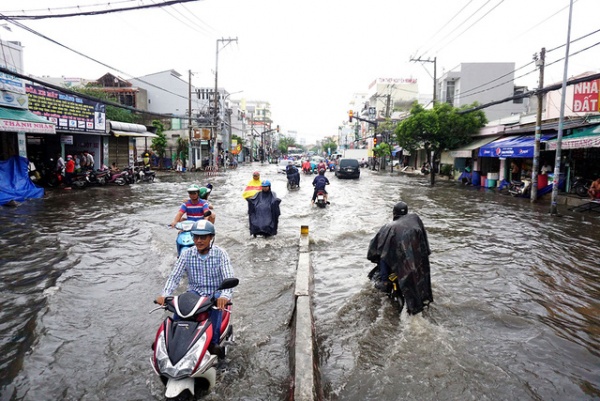 Đường ngập sâu, giao thông "tê liệt" sau cơn mưa lớn ở Sài Gòn