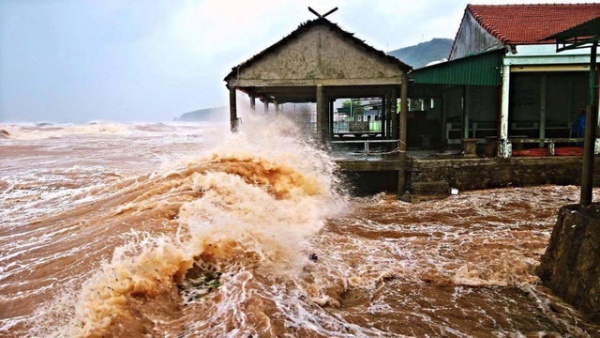 Nước biển dâng cao đột ngột, nhiều vùng ngập nặng
