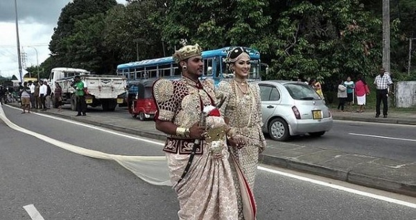 Cô dâu dụ 250 học sinh bỏ học đi bê váy cưới dài 3,2 km