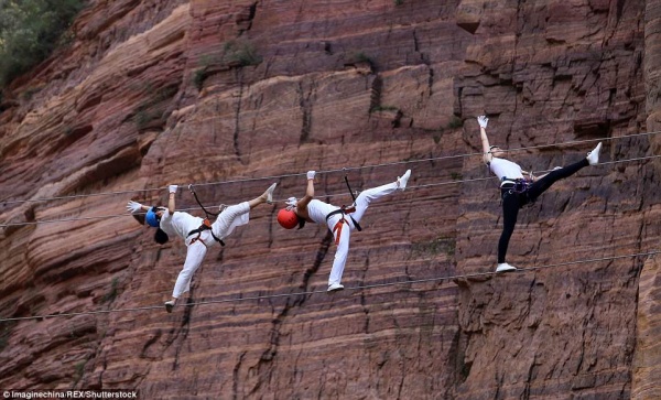 Màn trình diễn yoga tập thể cực liều và cực đẹp trên vách núi