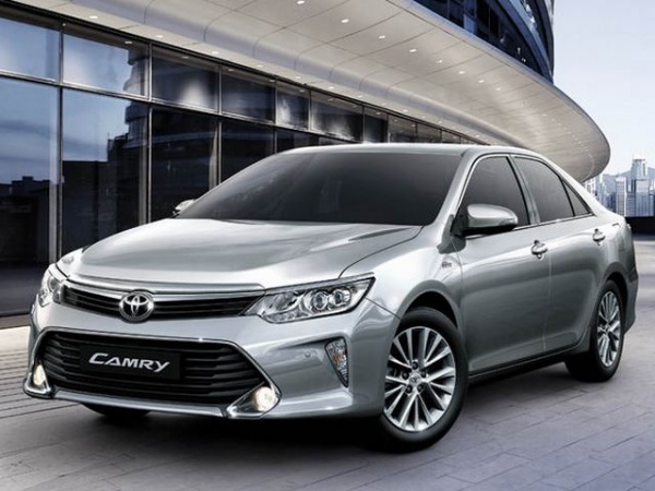 Toyota Camry 2017 vừa ra mắt đã giảm giá 50 triệu