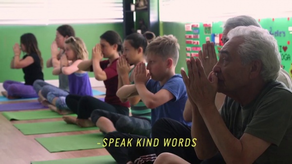 Giáo viên yoga trẻ nhất nước Mỹ là cậu bé 11 tuổi