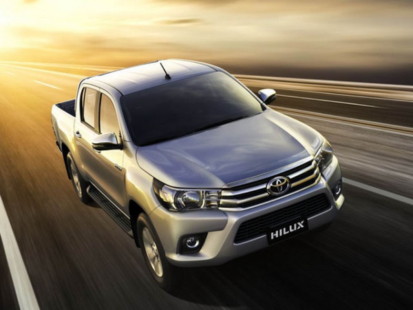 Toyota Hilux 2017 giá từ 631 triệu đồng tại Việt Nam