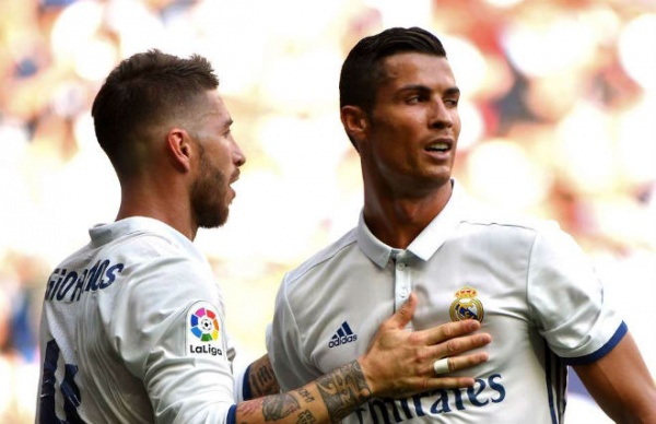 Đấu derby Madrid: Ronaldo “gây chiến” Ramos, Real đại loạn