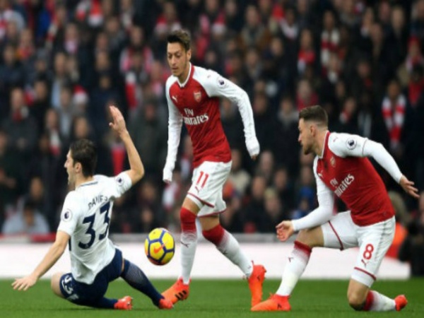 Tranh cãi: Arsenal xuyên thủng lưới Tottenham ở thế việt vị?