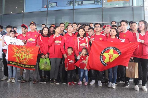 Cập nhật Giggs - Scholes đến Việt Nam: Triệu fan MU "phủ đỏ" sân bay