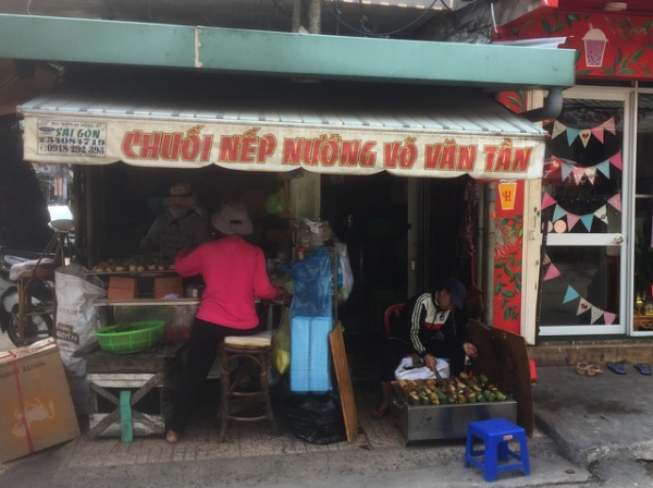 Quán chuối nướng trong hẻm Sài Gòn thu chục triệu đồng/ngày