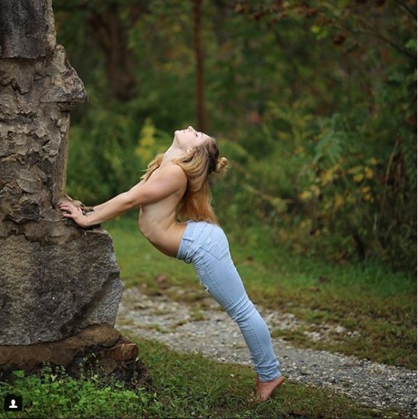 Tập yoga khỏa thân, cô gái 21 tuổi bị la ó vì ngực nhỏ
