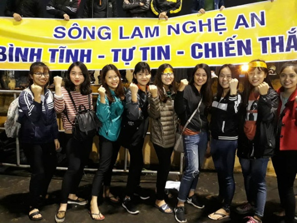 Sân Vinh thành “chảo lửa”: Hot girl xứ Nghệ xem bóng đá muôn màu độc, lạ