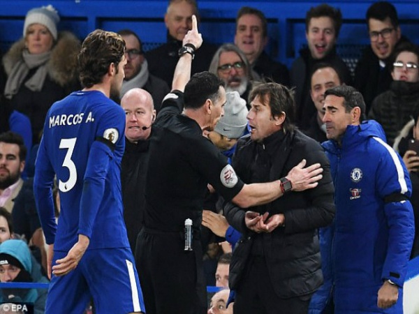 Chelsea thắng may: HLV Conte "xơi" thẻ đỏ, cuống quýt xin lỗi