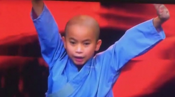 Cậu bé Việt phô diễn võ công xuất chúng: Sôi sục lãng võ thế giới