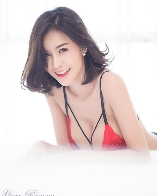 Hết hồn với nàng người mẫu Thái Lan có "núi đôi" như sắp nổ tung