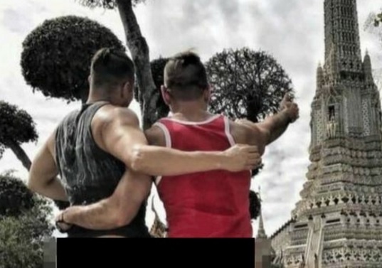 Bị bắt giữ vì chụp ảnh bán khỏa thân trước chùa Thái Lan